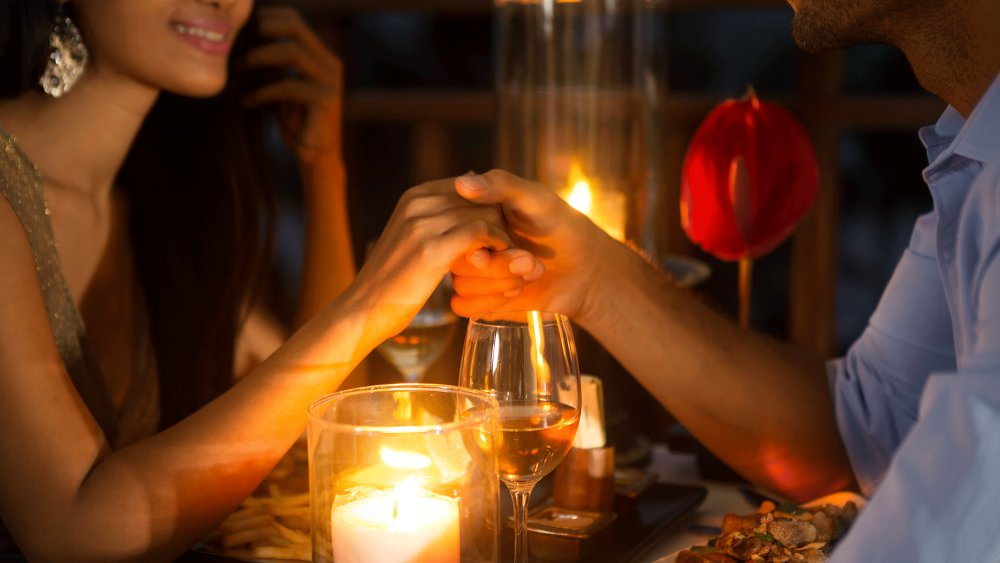 repas en couple saint-valentin heureux