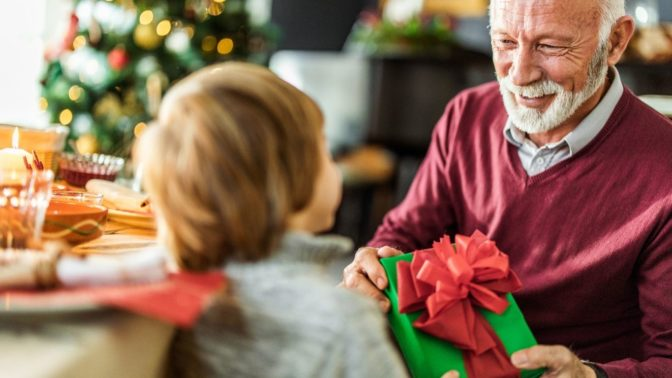 Grand père et fils cadeau heureux