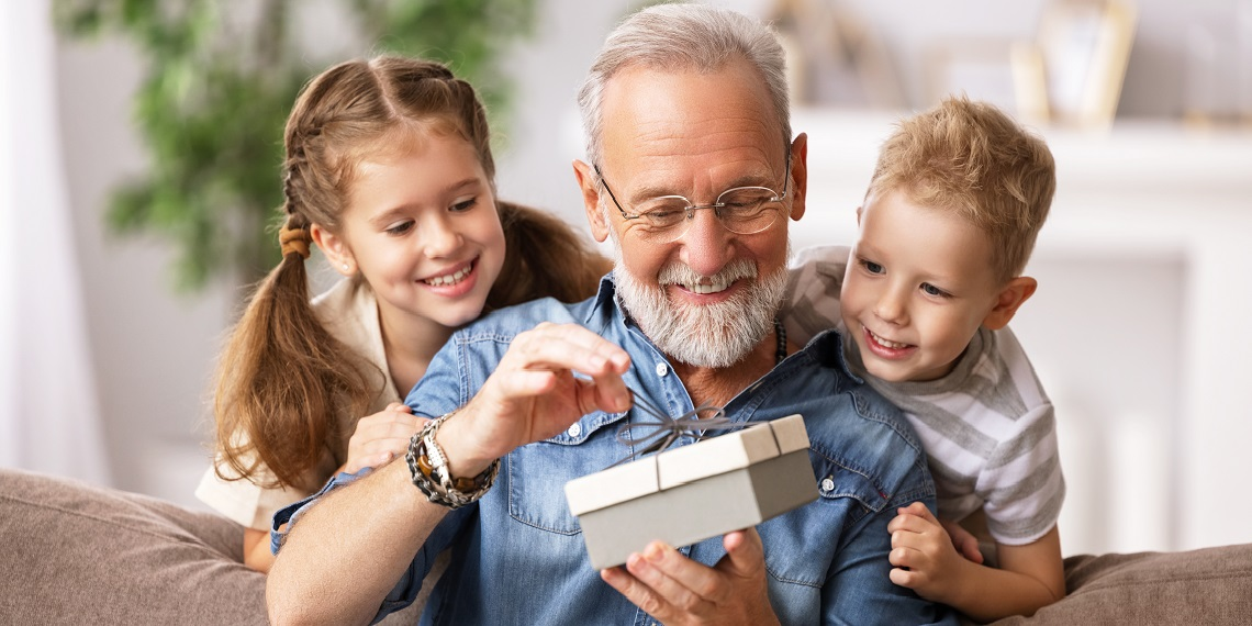 grand père et enfant fête heureux