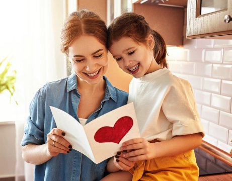 mère et enfant fête des mères heureux enveloppe